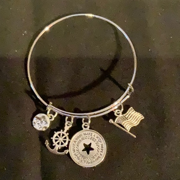 Bracelets - Picture 7 of 9